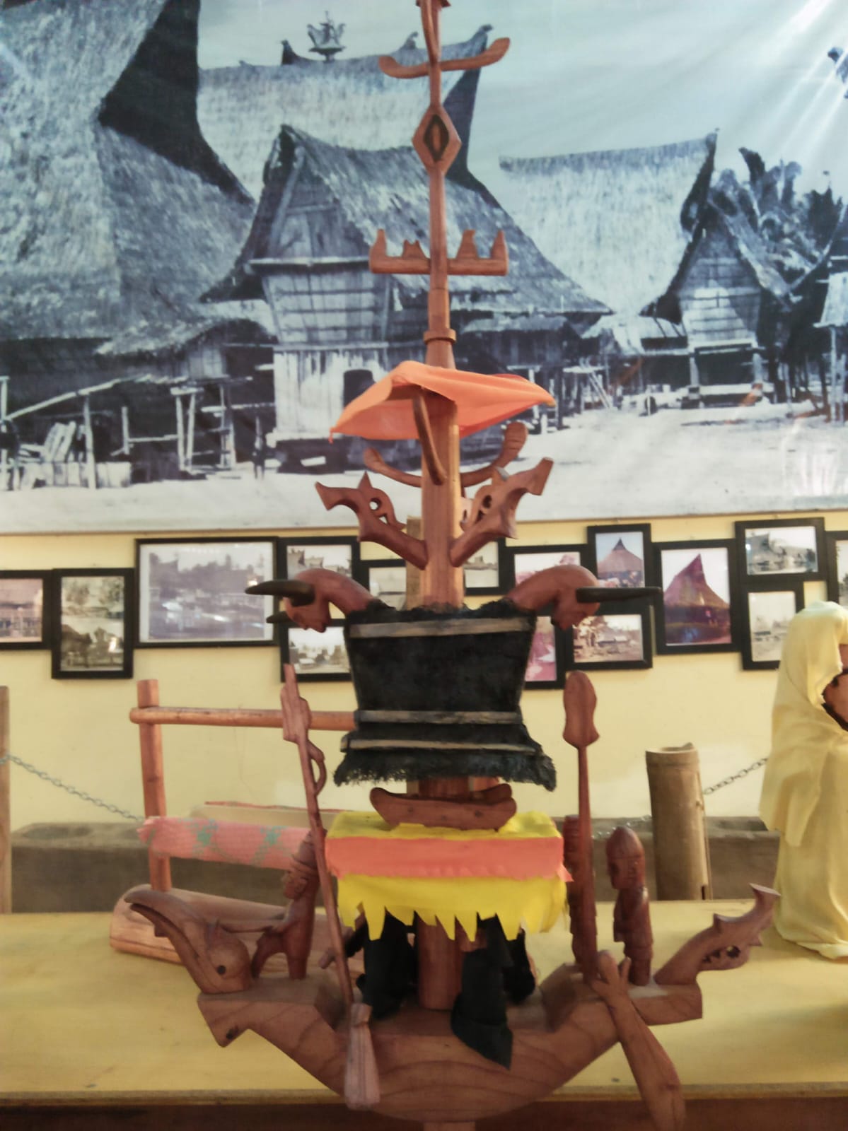 Miniatur pelangkah dalam tradisi Pekualuh Seberaya, koleksi Museum Pusaka Karo (Dokumentasi Pribadi)