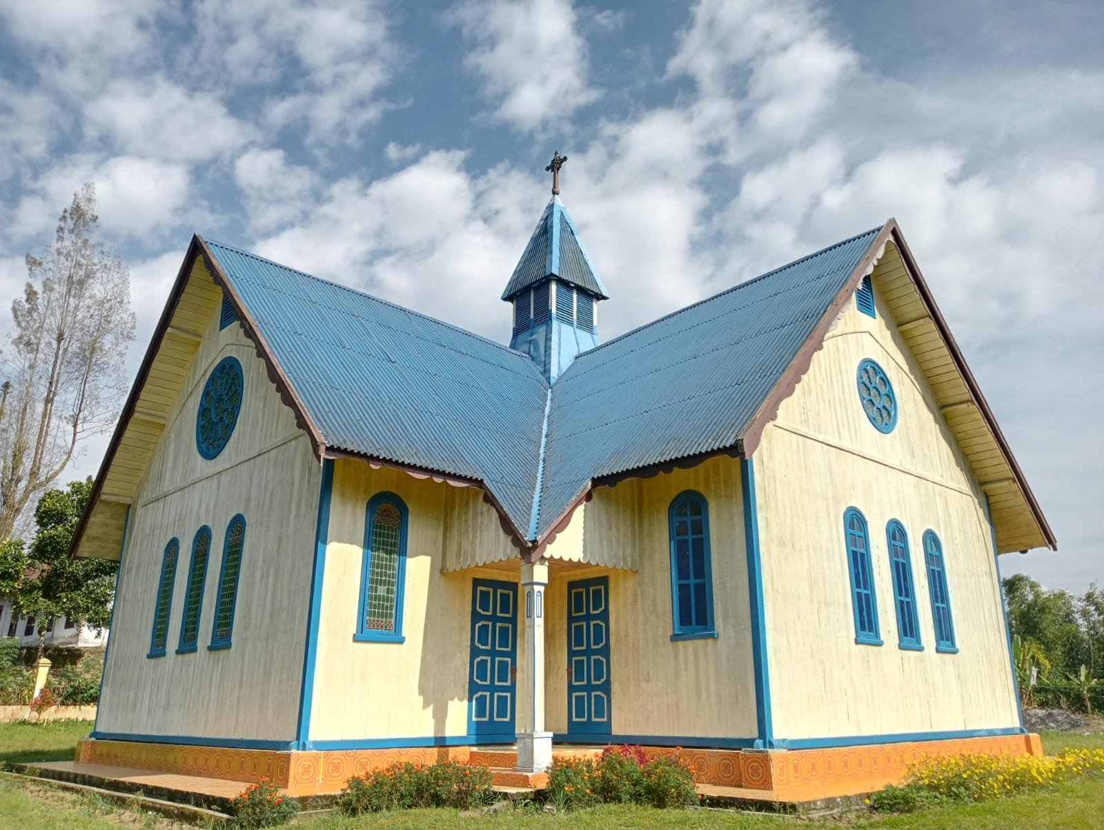 Bangunan Gereja Batak Karo Protestan yang ikonik di Desa Lau Simomo (Dokumentasi Pribadi)